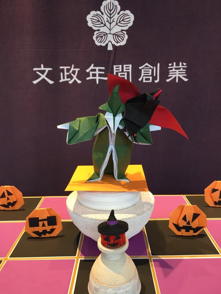 当店の国道側正面ディスプレイがハロウィンに変わりました☆