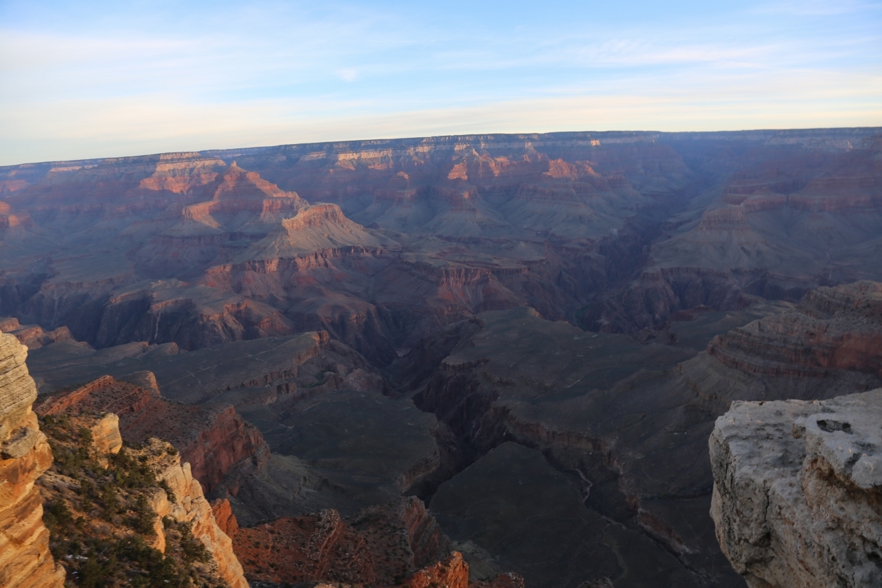 グランドサークル　朝日に照らされるグランドキャニオン　Grand Canyon